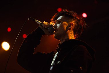 Moskova - 30 Mart, 2017: Lil canlı performans Peep ayarla gece kulübünde sahnede ünlü Amerikan emo-tuzak şarkıcı.