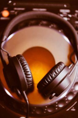 Cd müzik disk oynatıcı stüdyo, etkinlik, konser için Dj. üst sınıf ses ekipmanları için kulaklıklar. Yaygın olarak kullanılan profesyonel DJ '. Makro, yakın
