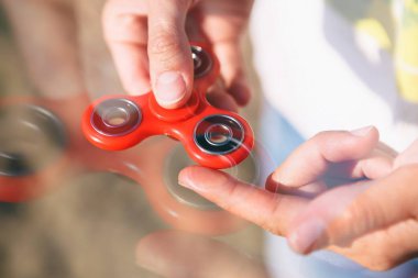 Kız Açık modern topluca spinner oyuncakla oynamak. Serin yeni iplik aygıt. Yeni numaralar öğrenmek ve iplikçiler eğlenin. Denge oyna ile popüler dönen gadget üzerinde rulmanlar