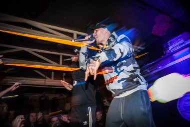 Moskova-21 Ekim 2016: rapçi şarkıcı gece kulübünde canlı konser. Gece kulübünde rap yıldızı perfromance. Hip hop parti olay, parlak sahne aydınlatma, şarkıcı portait