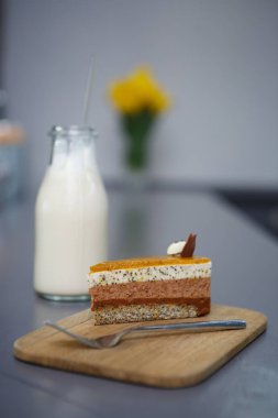 Haşhaş ve tatlı tepesi ile lezzetli bisküvi pasta. Doğal malzemelerle tatlı yemek keyfini çıkarın. Tatlı menü öğesi kafede. Milkshake arka zemin üzerinde saman ile şişe