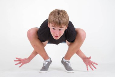 beyaz zemin üzerine gencin bboy eğitim 