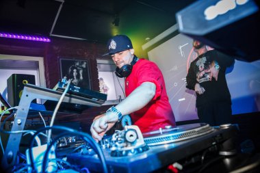 Moskova-21 Ekim 2016: gece kulüp barında hip hop müziği partisi. Parti DJ çizilmeye kayıt oyuncu ve mix müzik parçaları profesyonel ses karıştırıcı denetleyici üzerinde karalama kayıtları. Ev partisi DJ