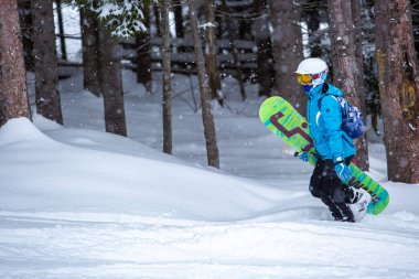 Bukovel, Ukrayna-19 Mart, 2018: Genç snowboard atlet rampa Kayak Park Bukovel kış kar tahtada yapmak hava hüner Park.Sportsman yarışmada doğa kış sporları sırasında atlar
