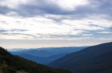 Avrupa'nın Karpat mountain Park'ta güzel bulutlu mavi gökyüzü. Popüler seyahat hedef aktif Turizm için. Karpatlar'da yürüyüş gitmek