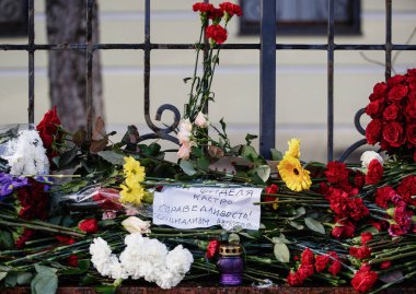 Moskova - 27 Kasım, 2016: Cumhuriyet Cuba.People Büyükelçiliği çiçeklere anıtla yas Küba başkanı Fidel Castro ölümü üzerine. Cenaze milliyetçi komünist politikacı ve devrimci