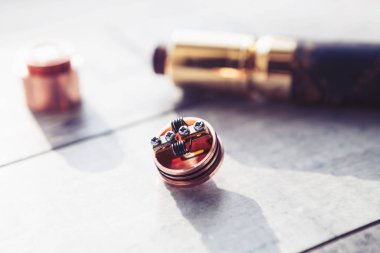 Modern elektronik mech mod vaping aygıt yedek parçalar. Popüler Buharlaştırıcı e-cig aygıtı vape gliserin e-sıvı için. Nikotin Sigara İçilmeyen bıraktın, vaping güvenli ecig vape başlamak