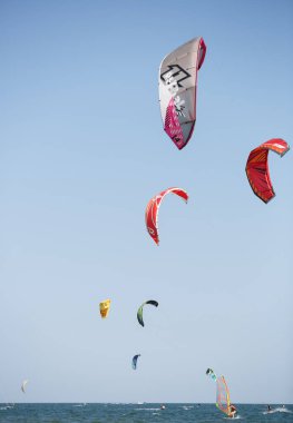 Odessa-25 Ağustos, 2017: Kitesurfing Karadeniz üzerinde. Genç ve aktif sporcular için eğlenceli su sporları. İnsanlar iyi yaz günde uçurtma sörf tahtası üzerinde dalgalar binmek