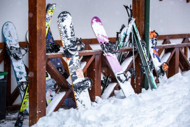 Bukovel, Ukrayna-19 Mart, 2018: Grup Kiralama snowboards turistler Bukovel Winter Park Resort için