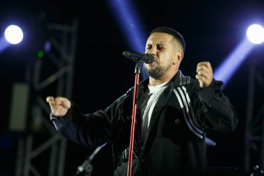 Odessa, Ukrayna-21 Ağustos, 2017: ünlü pop şarkıcısı Monatik söylüyor gençlik müzik festivali Zgames.Popular müzisyenin sahne sahnede