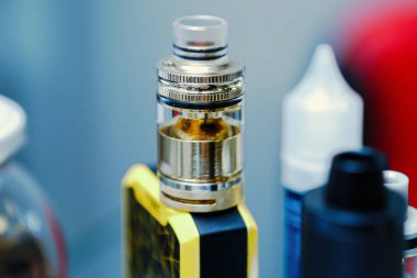 Vape Dükkanı. Modern vaping cihaz bakım ve yükseltme bölümlerinde kapatın. O popualr ecig vaper cihaz satın. Elektronik Sigara İçilmeyen ejuice için aracı. Tel ile damlatıcı baş odaklanmak