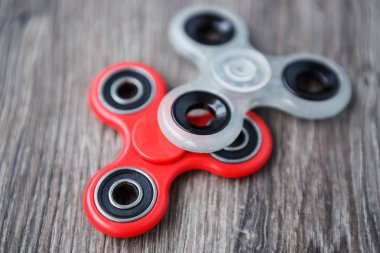 Popüler parmak spinner aygıt. Modern topluca iplik oyuncak yatakları üzerinde. Elinde sıralayacağız ve serin yeni püf noktaları öğrenin. Bu yeni dönen becerikli alet ile eğlenin.