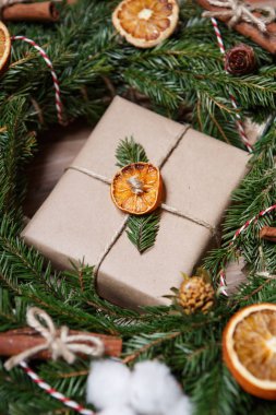 Noel ve yeni yıl kutlama köknar ağacı çelenk hediye. Güzel el yapımı hediye kutusu hediye için. Yakın kadar ek yükü dikey vurdu. Dryed turuncu meyve, tarçın çubukları