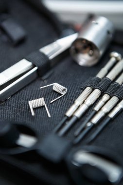 Vape Dükkanı. Modern vaping cihaz bakım ve yükseltme bölümlerinde kapatın. O popualr ecig vaper cihaz satın. Elektronik Sigara İçilmeyen ejuice için aracı. Tornavidalar alet çantası onarım için