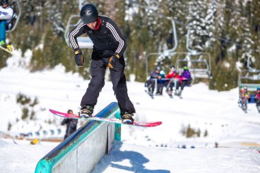 Bukovel, Ukrayna - 19 Mart, 2018: Snowboard pro binici kış Park demiryolu yamaç tarzı yarışmasında eziyet hüner gerçekleştirir.