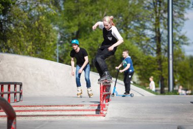 Moskova - 7 Mayıs, 2016: agresif paten rekabet Az piknik gerçekleşti, paten patenci Andrey Zaytcev 2012 yılında vefat eden anısına Sadovniki park