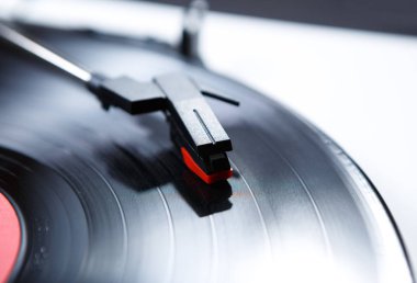  Retro hippi müzik çalar. Vintage elektronik aygıt dinleme vinil kayıtlar için.