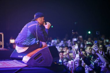 Moskova - 4 Kasım, 2016: gece kulübü kalabalık dans pistine. Müzikal konser gösterisi sırasında tam gece kulübü. İnsanlar iyi eğlenceler. Müzik eğlence olay, fanlar tadını çıkarın