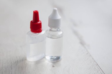 E-cig yedek sıvı. Propyel glicol ve tütün nikotin tadı ile şeffaf plastik kaplar. Vaping aygıtınızı doldurun ve tadı ile duman