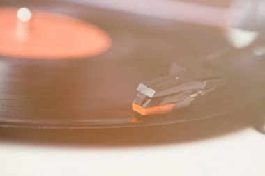  Retro hippi müzik çalar. Vintage elektronik aygıt dinleme vinil kayıtlar için.