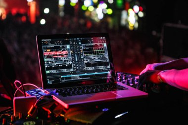 Moskova - 30 Kasım, 2016: Dj mix dijital müzik show gece kulübünde yerli enstrümanlar Traktor Dj Scrath gece kulübü sahnede Apple Macbook Pro.Disc jokey konser üzerine yüklü yazılım karıştırma Pro