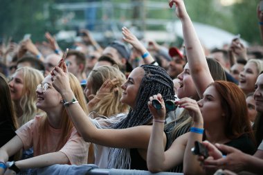Moskova - 21 Temmuz, 2017: Gençler serin örgülü saçlı Gazgolder Live.Young kız almak fotoğraf ile akıllı telefon üzerinde konser açık hava Festivali sırasında kitlenin büyük konser