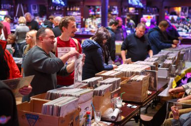 Kiev, Ukrayna - 3 Kasım, 2018: Vintage Vinil plak bit pazarı Club. Eski müzik koleksiyoncuları satın almak, satmak ve retro vinyls pikap oyuncu için ticaret. Dj bit pazarı, eski analog kayıtlardan büyük toplama
