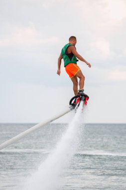Odessa, Ukrayna-21 Ağustos, modern hydroflyer jet ski kurulu sahil üzerinde sürme 2017:Young adam. Yaz eğlenceli aktivite su. Modern sinek kurulu jet bot ile. Turbojet vurgulama yönetim kurulu
