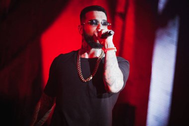 Moskova - 29 Mayıs, 2015: popüler Rus hip hop şarkıcıları L'One ve Timati gece kulübünde büyük konser. Ünlü rapçi canlı müzik kulübünde sahnede ayarla gerçekleştirme. Sahne sanatları olay