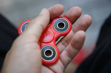 Popüler parmak spinner aygıt ile boy oynayın. Modern topluca iplik oyuncak yatakları üzerinde. Elinde sıralayacağız ve serin yeni püf noktaları öğrenin. Bu yeni dönen becerikli alet ile eğlenin. 