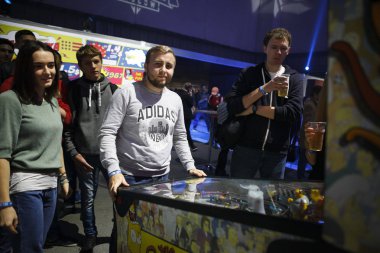 Moskova - 29 Eylül, 2016: Reebok Hall Of Fame parti Tesla 4000 Konser Salonu'nda kapalı. Headliner: Rus rap sanatçısı Oxxxymiron ve İngiliz hip hop yıldızı küçük Simz