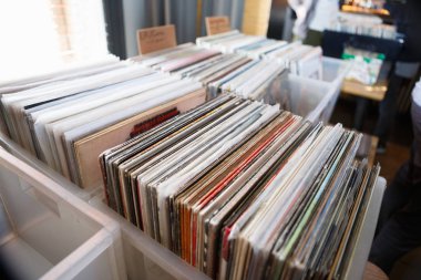 Moskova - 26 Mart, 2017: satın müzik dj ve Powerhouse.Vinyl dj topluluk Satıyoruz vinyls hipster için ve hifi müzik aşığı, aksesuarlar ile eski analog vinil kayıtlar hipster
