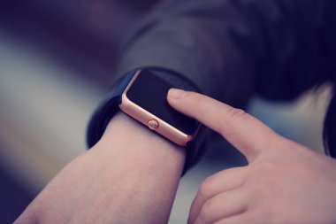 Ekran dokunaklı kadın moda akıllı izle, kullanarak kapatın. Bu modern teknoloji serbestçe internet ve sosyal medya ağları ile istediğiniz yerden bağlanmanıza olanak sağlar