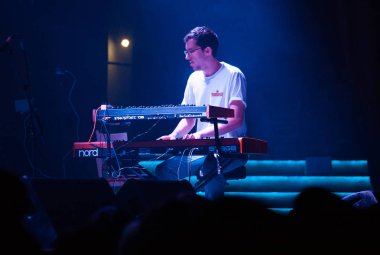 Moskova - 3 Haziran, 2015:Keyboard oyuncu grubu kötü kötü değil iyi müzik salonunda sahnede solo rol oynar
