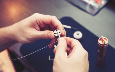 Elektronik savaş robotu mod vaping cihaz bakım. Modern Buharlaştırıcı e-cig aygıtı vape gliserin e-sıvı için. Vaper cihaz tamir Servisi. Master tel sigara için değiştirin. Ecig rapairing işlemi