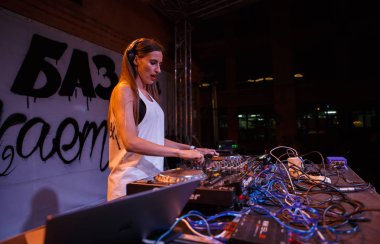 Kiev-11 Ağustos,2018: Genç kadın dj Senorita gece kulübü Kurazh.Pretty beyaz kız disk jokey kulüpte eğlence etkinliğinde set oynarken sahnede Pioneer turntables ile hip hop müzik seti çalış 