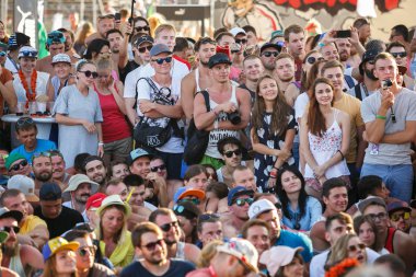 Odessa, Ukrayna-21 Ağustos, 2017:Summer festival kalabalık Sahil partisi. Gençlerin büyük seyirci zevk gençlik olay Zgames Black Sea beach