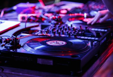 Kiev-11 Temmuz, 2018: Profesyonel konser dj kurulum retro Technics Sl-1210 turntable ve Pioneer ses mikseri gece kulübündeki sahnede. Hip hop kayıt müzik ile Müzik Festivali Bazar kaşı