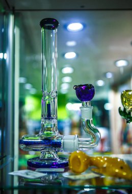 Genoa, İtalya - 12 Ekim, 2018: Ganja dükkanını satmak yasal esrar, cam nargile borular ve aksesuarlar, sigara ot. Yasal hafif uyuşturucu deposunda yakın çekim