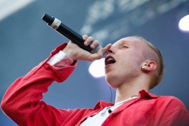 Moskova-21 Temmuz 2017: Gazgolder canlı açık hava Festivali sırasında sahnede genç rap şarkıcı T-Fest şarkı. Popüler hip hop, mikrofon ile r&b şarkıcı