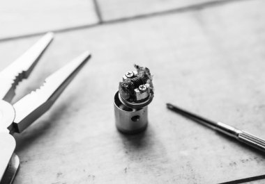 Tamir, bakım vaping aygıt mod. Parçaları modern Buharlaştırıcı e-cig aygıt, yedek parça için yükseltme. Mikro bobin clearomizer. İşlem, tamir vape aygıtı sökün. Atomizer kafa için tel 