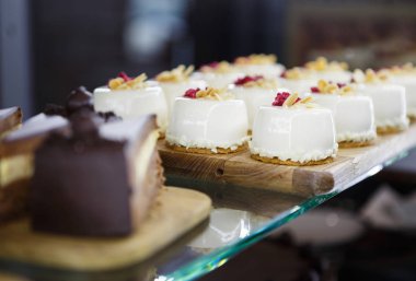 Sevimli küçük fincan kek kafe buzdolabında. Tatlı hamur işi ürünleri Restoran menüsünde keyfini çıkarın