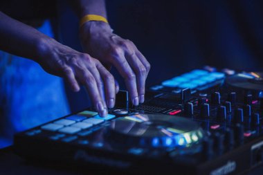 Moskova - 14 Ekim, 2016: Rus rap şarkıcısı Kravz gece kulübü Moskva sahnede büyük konser. Dj müzik ve çizilmemesi Katos profesyonel dj MIDI denetleyicisi üzerinde izler kız eline odaklanın. Konser için modern disk jokey dijital ses cihazı