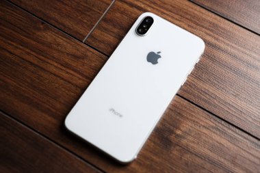 Mariupol, Ukraine-25 Ekim, 2017: Akıllı telefon modeli x yeni iphone. Trendy beyaz iphone 10 modeli. Modern cep telefonu modeli makro. Çift fotoğraf kamera lens arka