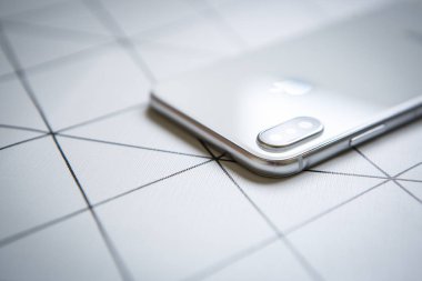 Kiev, Ukrayna-27 Eylül, 2018:Iphone Xs modeli. Beyaz ve gümüş renkli yeni Apple on Es. Modern smartphone kavramı zekâ çift fotoğraf kamera lensler cam arka panel. Lüks cep telefonu kapat