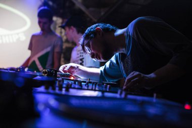 Moskova - 3 Temmuz, 2016: Dmc Dj dünya partisi. Disk jockeys turntable ve vinil kayıtlar müzik karıştırma becerileri gösterilen çizilmeye hip-hop olayı