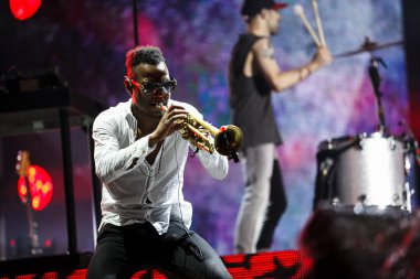 Moskova - 7 Haziran, 2016: Macklemore konser ve Ryan Lewis müzik grubu açık yaz müzik festivali Lastochka.