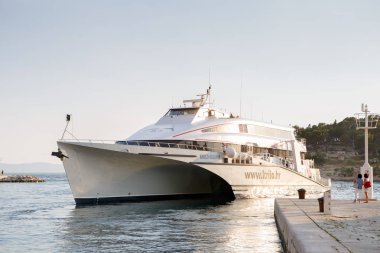 Makarska, Hırvatistan-16 Haziran, Adriyatik Denizi Bay 2017:Cruise tekne. Güzel beyaz motor yat liman turist gemide ile girer. Turizm için büyük modern gemi 