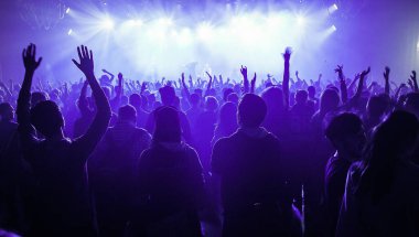 Moskova-20 Şubat, 2015: müzik hayranları Crowd gece kulübünde gösteri keyfini çıkarın. İnsanlar en sevdiğin müzisyene el koydu, DJ. Heyecanlı fan dalgası elleri.
