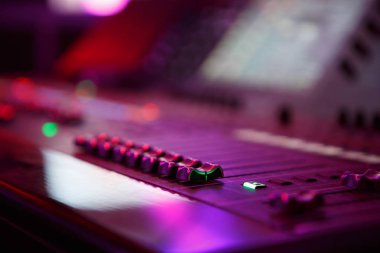 Moskova - 27 Ekim, 2016: gece kulübü conert çalışmaya ışık teknisyeni için sahne aydınlatma kontrol paneli. Sahne ışıkları denetleyicisi karıştırıcısı paneli. Profesyonel gece kulübü müzik ekipman içerik göster.